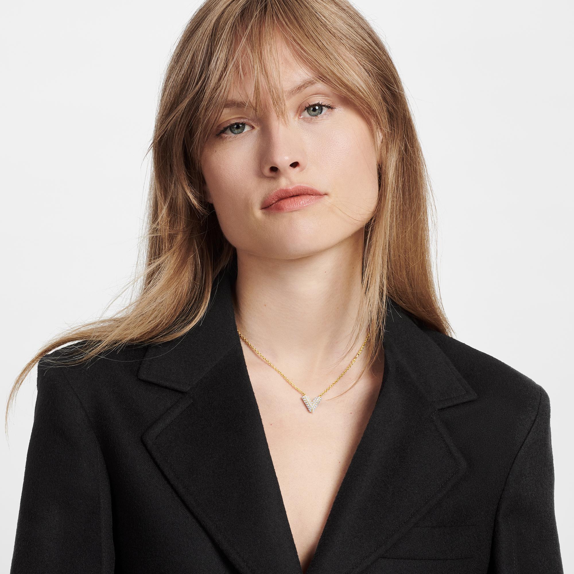 louis vuitton essential v necklace